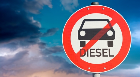 Rundes Verbots-Verkehrsschild mit Abbildung eines PKW und dem Schriftzug Diesel darunter