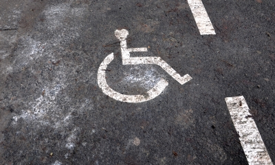 Zeichnung eines Rollstuhlfahrers