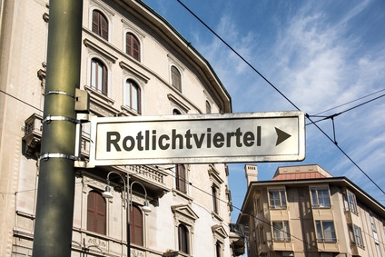 Straßenschild mit Aufschrift Rotlichtviertel