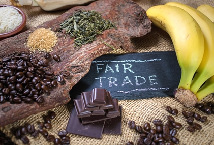Banane, Schokolade, Kaffeebohnen umgeben den Slogan Fairtrade