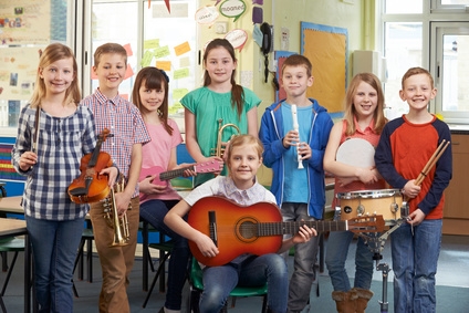 Kinder mit klassischen Instrumenten