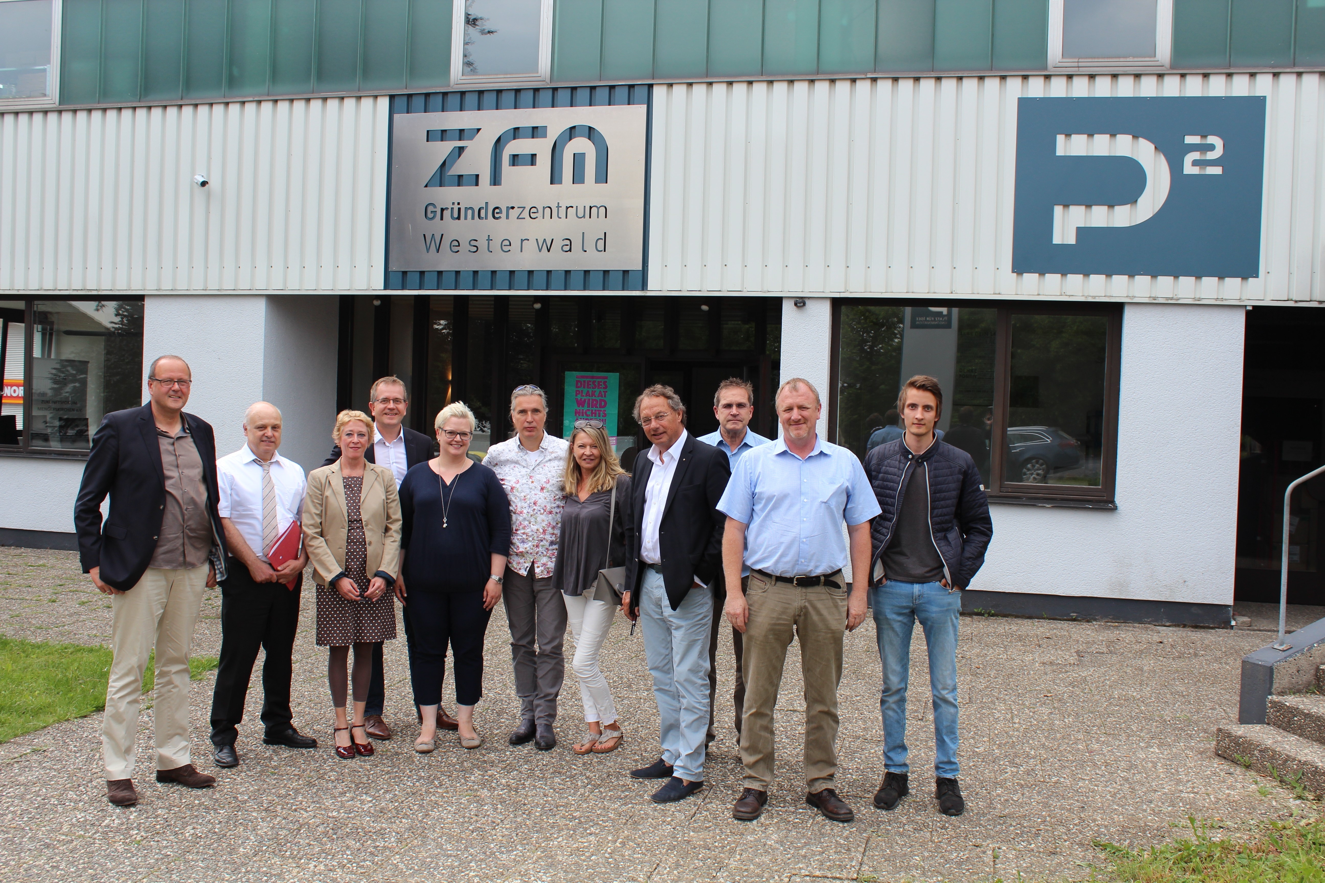 Gruppenfoto vor dem Gründerzentrum in Mengerskirchen