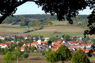 Ortschaft im Tal aus der Ferne