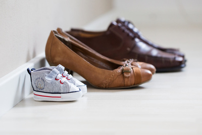 3 Paar Schuhe aufgereiht: Herren- Damen und Kinderschuhe