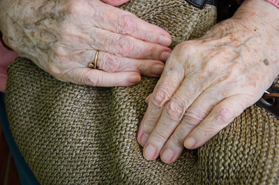 Hände einer Seniorin