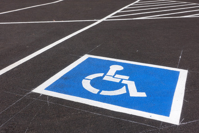 Parkplatz für Rollstuhlfahrer