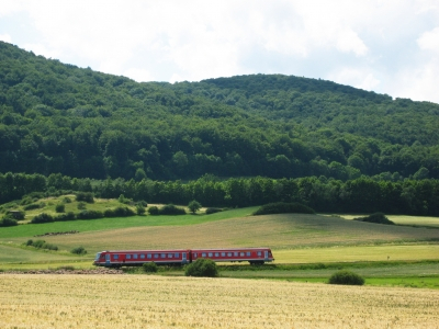 Fahrende Eisenbahn in Naturlandschaft