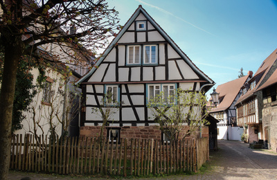 Fachwerkhaus mit Gartenzaun