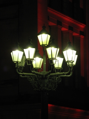 Leuchtende Straßenlaterne bei Nacht