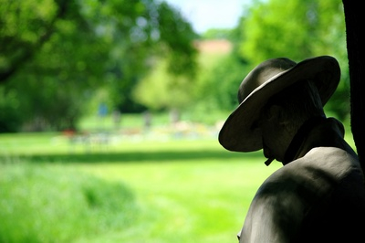 Grünanlage mit Personensilhouette