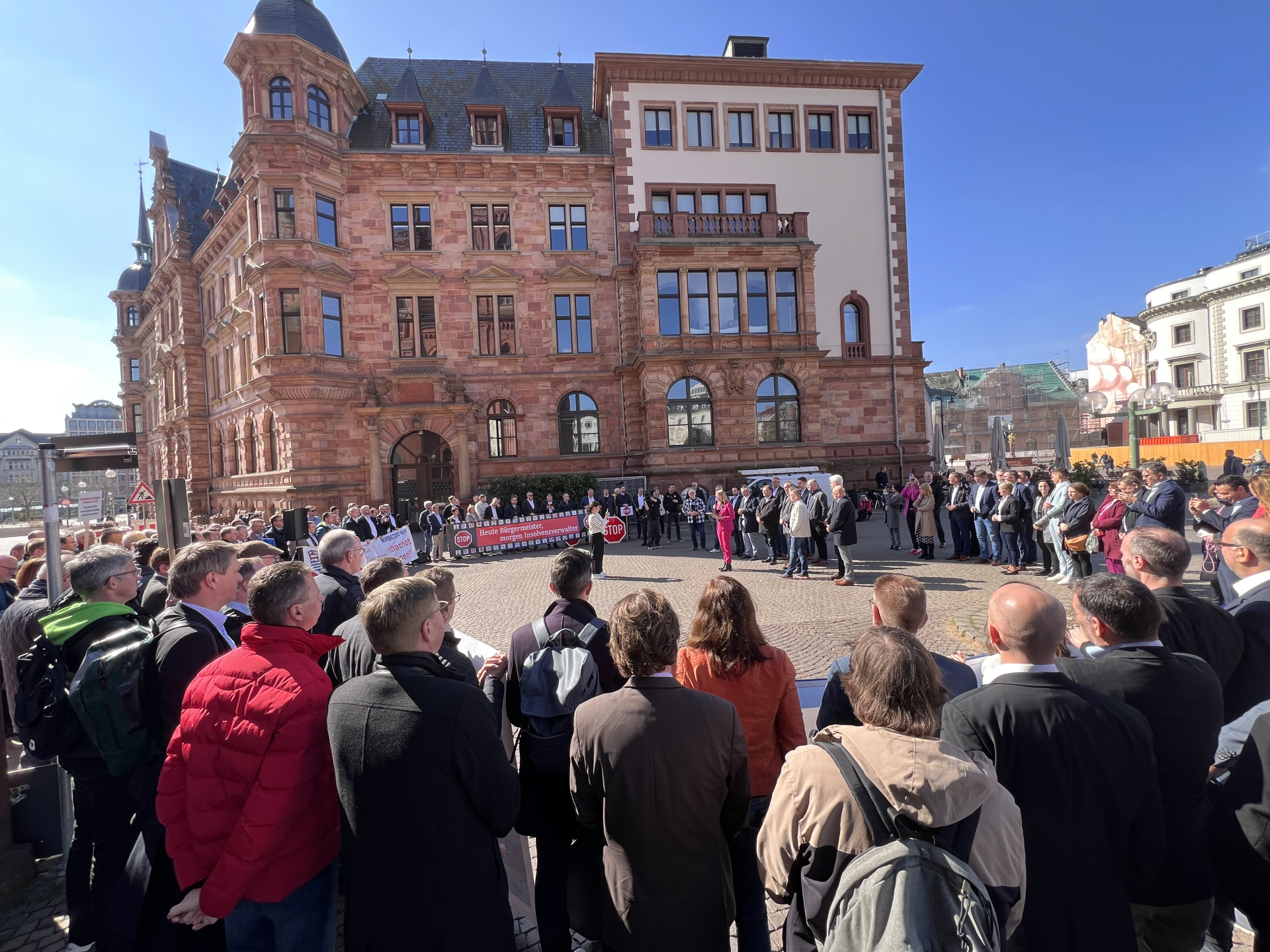 20250327 Demonstration Landräte und Bürgermeister Landtag (c) HSGB_Andreas Farnung