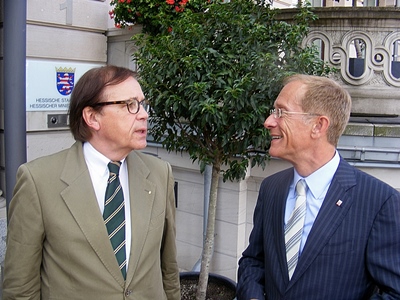 © Bernd Klotz Geschäftsführer Schelzke und Staatsminister Wintermeyer vor der Hessischen Staatskanzlei