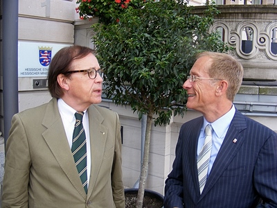 Geschäftsführer Schelzke und Staatsminister Wintermeyer vor der Hessischen Staatskanzlei